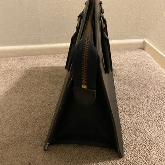 HUGE SALE!🎉Gorgeous Louis Vuitton Black Epi Structured Bag - Picture 2 of 7